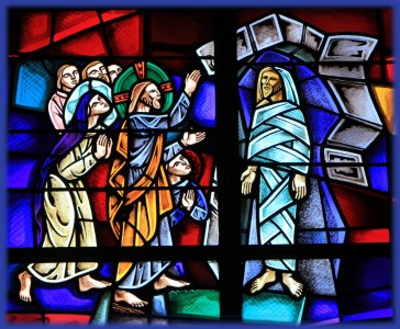 jesus-and-lazarus-stained-glass